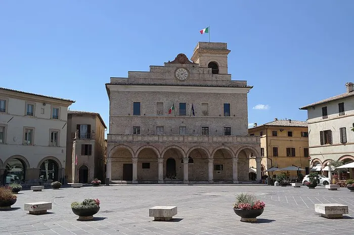 Il palazzo comunale di Montefalco con il loggiato e la torre dell'orologio