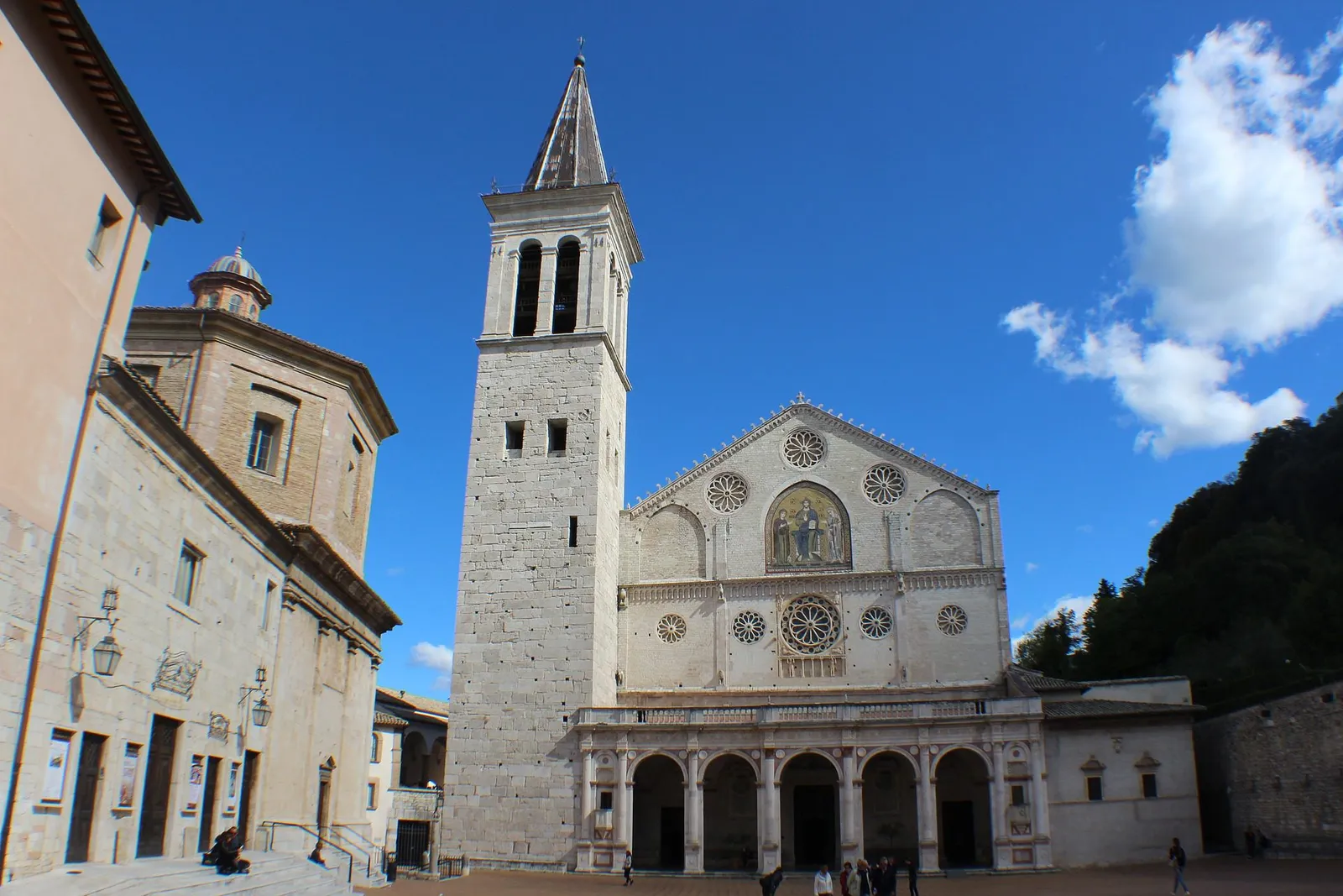 La cattedrale di Spoleto con il mosaico in facciata, i rosoni e il campanile